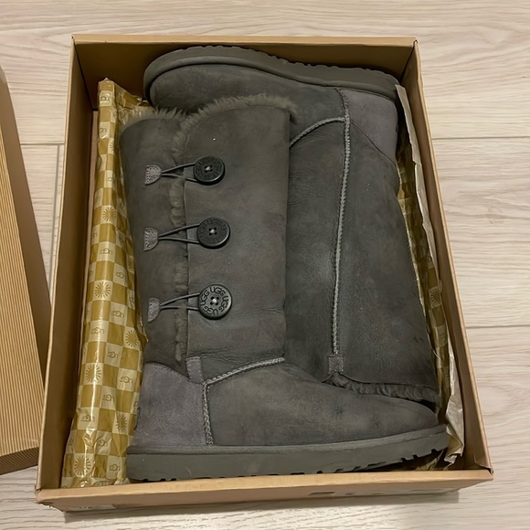 UGG Bailey Button Triplet - Picture 2 of 9